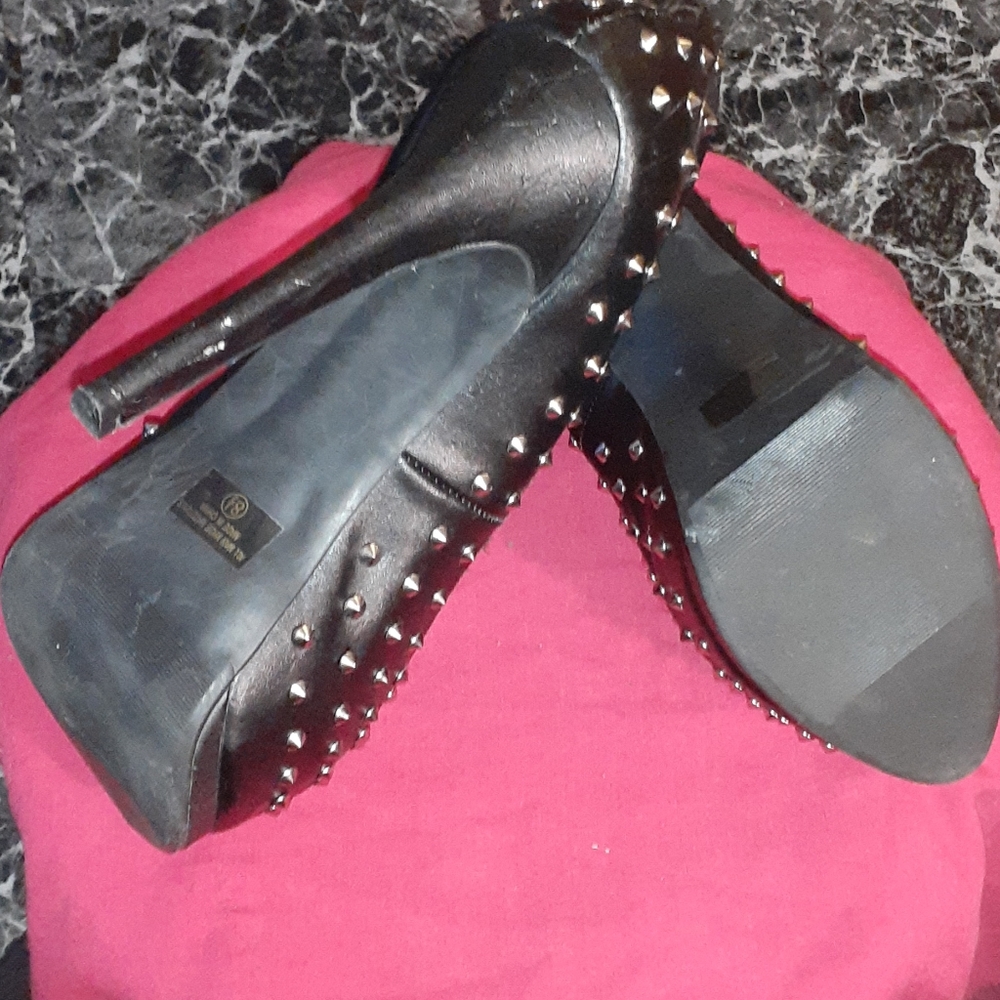 Shoes - Picture 2 of 4